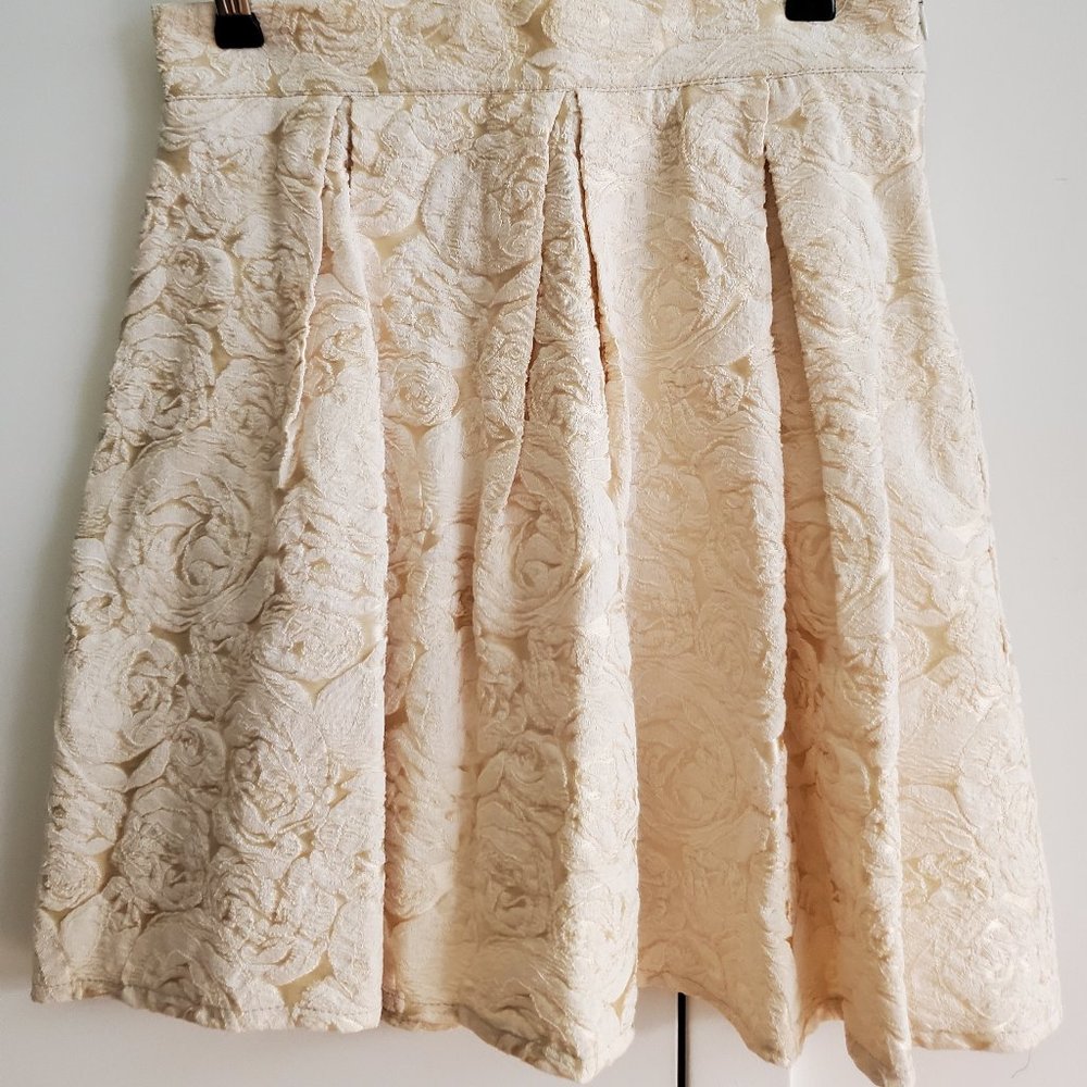 La Kore Beige Embroidered Mini-Skirt